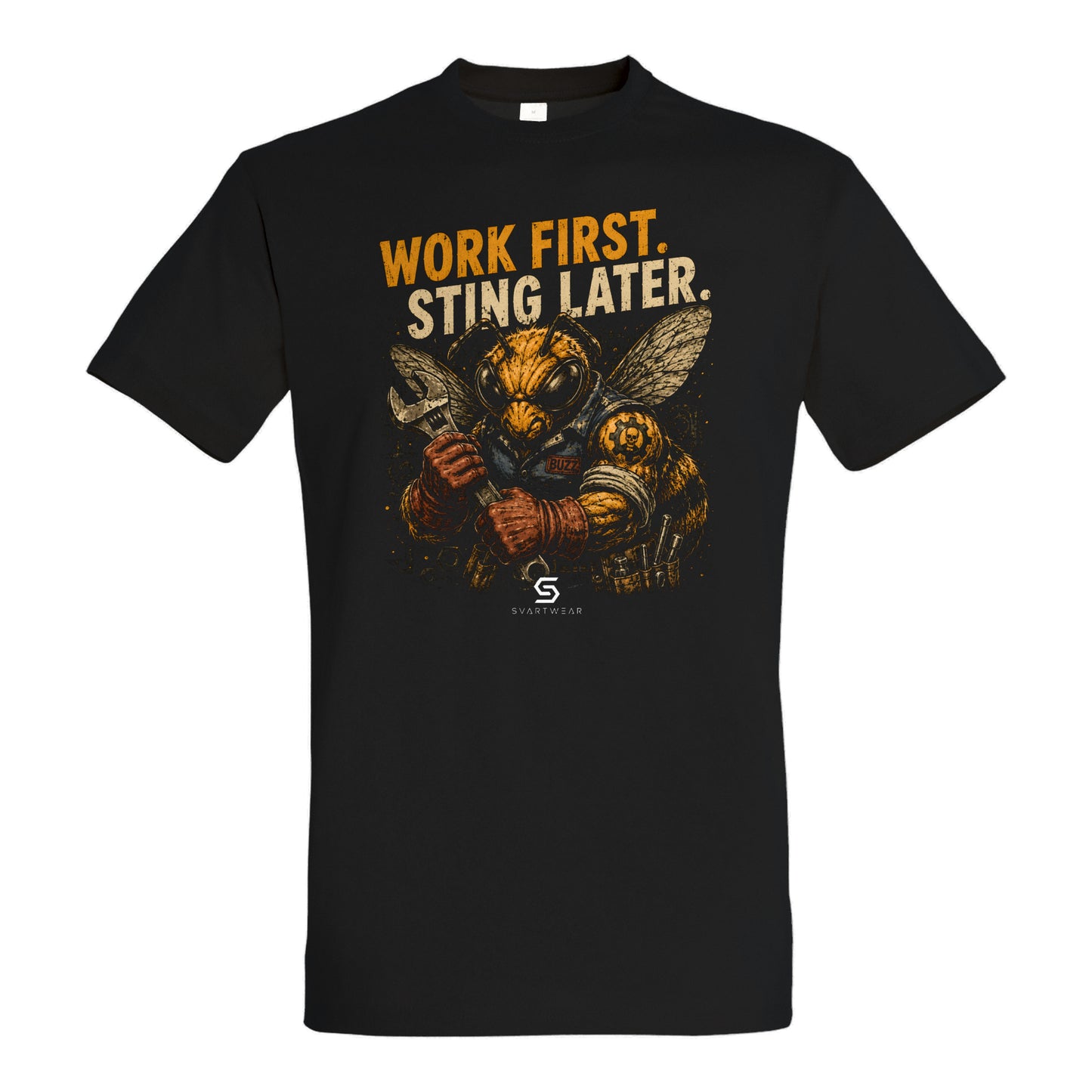 SVARTWEAR Statement Shirt „Work First. Sting Later.“