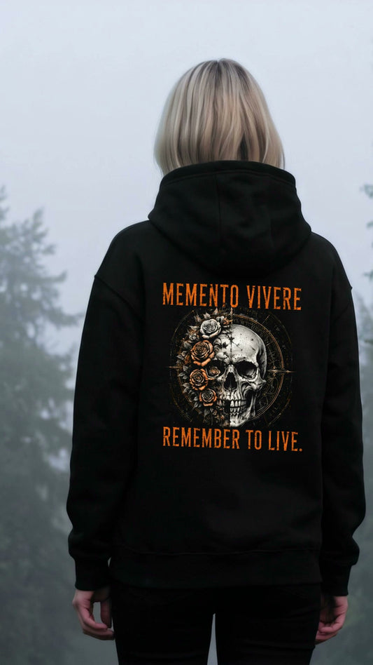 KI-erzeugtes Video: Memento Mori Hoodie Remember to Live getragen, vorne MEMENTO MORI, hinten das Rückenmotiv