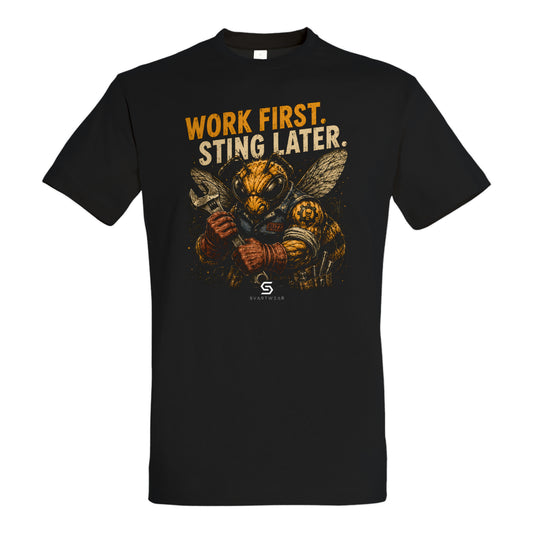 SVARTWEAR Statement Shirt „Work First. Sting Later.“