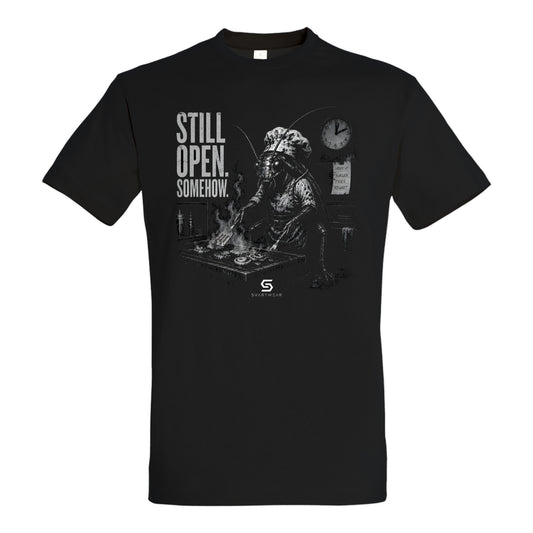 SVARTWEAR Statement Shirt „Still Open. Somehow.“