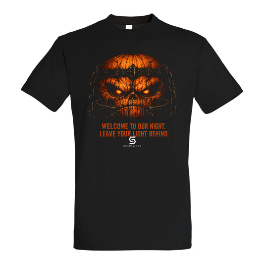 SVARTWEAR Halloween Shirt „Welcome to Our Night.“
