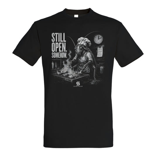 SVARTWEAR Statement Shirt „Still Open. Somehow.“