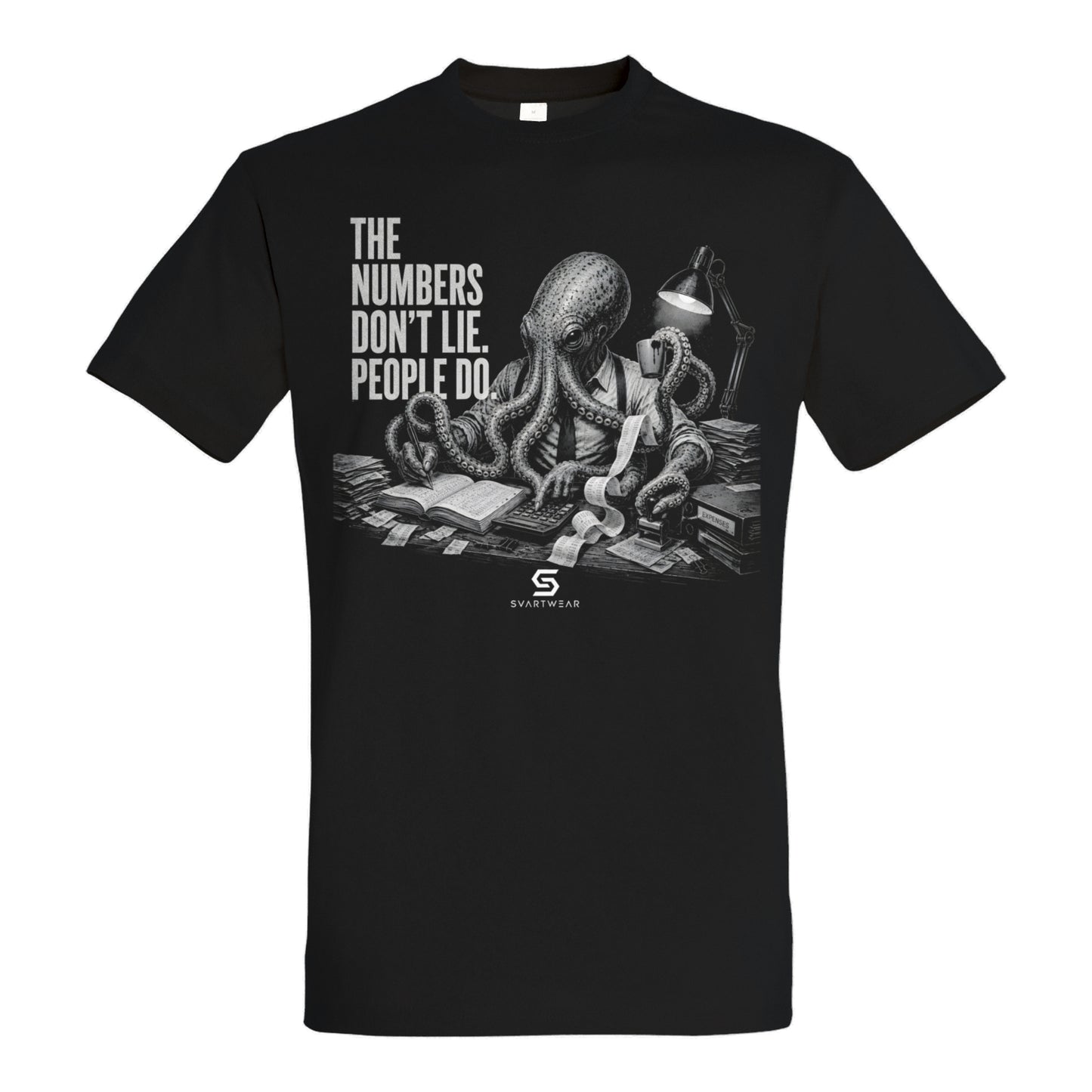 SVARTWEAR Dunkle Biester Shirt „The Numbers Don’t Lie. People Do.“