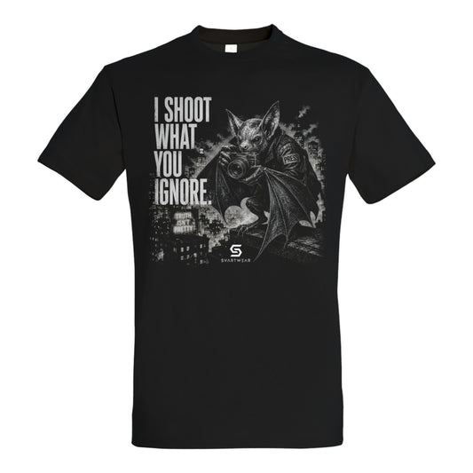 SVARTWEAR Dunkle Biester Shirt „I Shoot What You Ignore.“