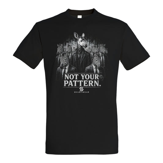 SVARTWEAR Dunkle Biester Shirt „Not Your Pattern.“