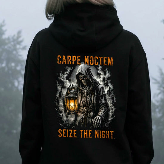 KI-erzeugtes Video: Carpe Noctem Hoodie Seize the Night getragen im Nebelwald, hinten Nachtwächter mit Laterne