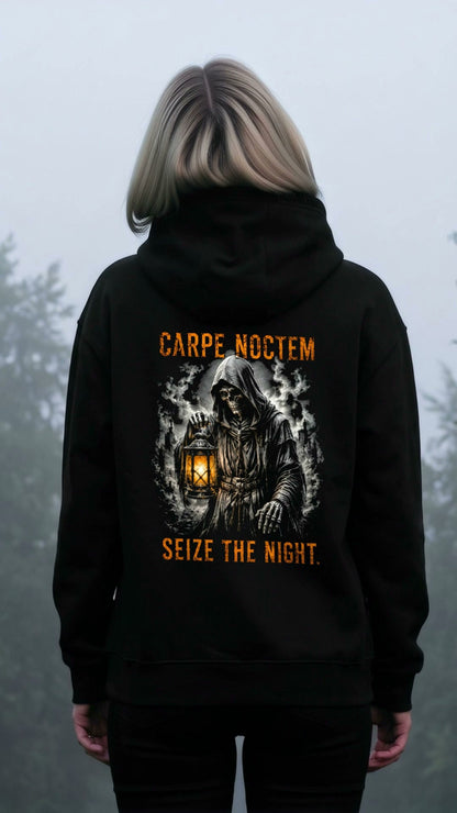 KI-erzeugtes Video: Carpe Noctem Hoodie Seize the Night getragen im Nebelwald, hinten Nachtwächter mit Laterne