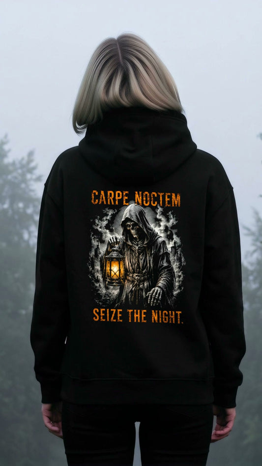 KI-erzeugtes Video: Carpe Noctem Hoodie Seize the Night getragen im Nebelwald, hinten Nachtwächter mit Laterne