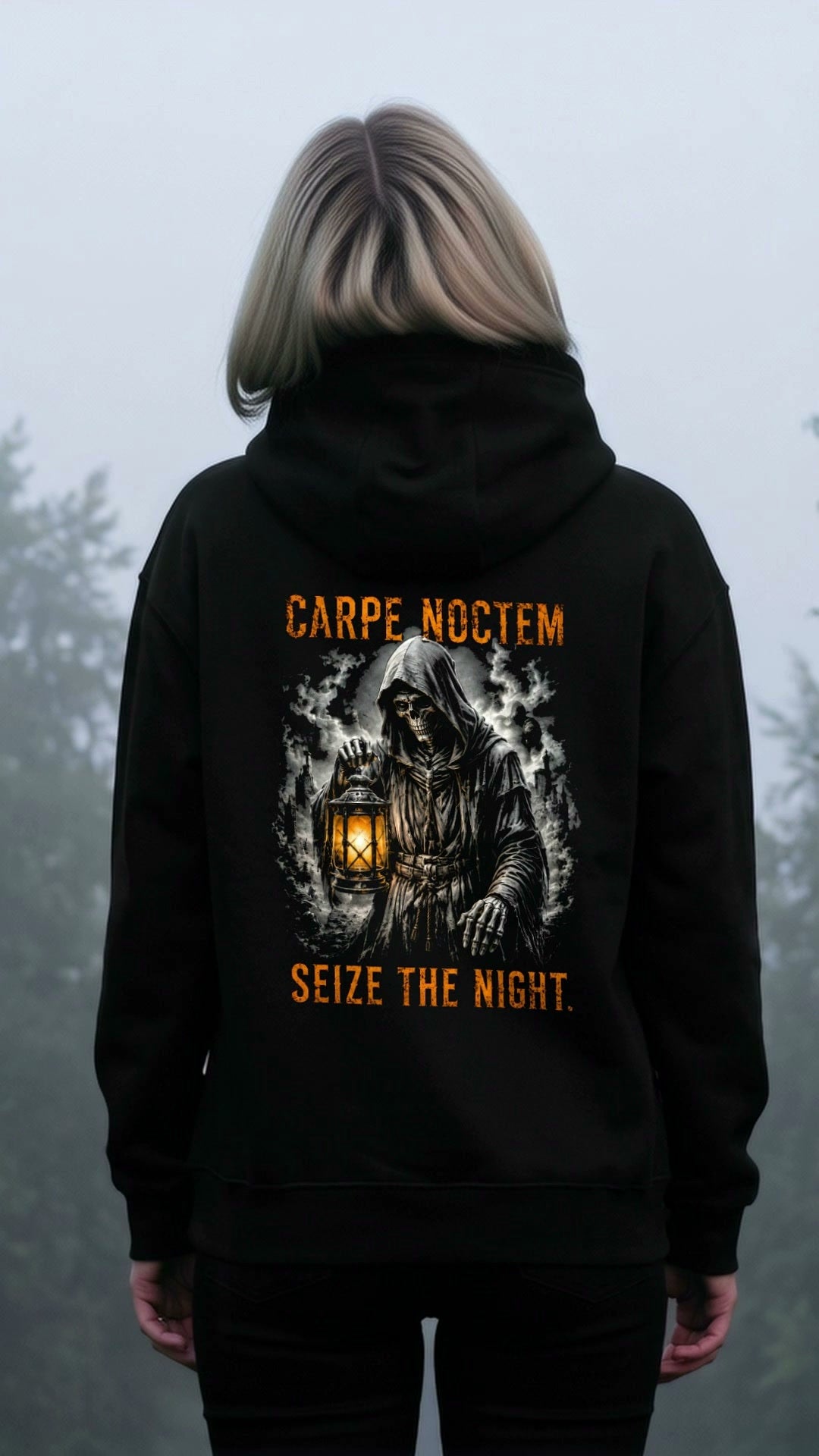 KI-erzeugtes Video: Carpe Noctem Hoodie Seize the Night getragen im Nebelwald, hinten Nachtwächter mit Laterne