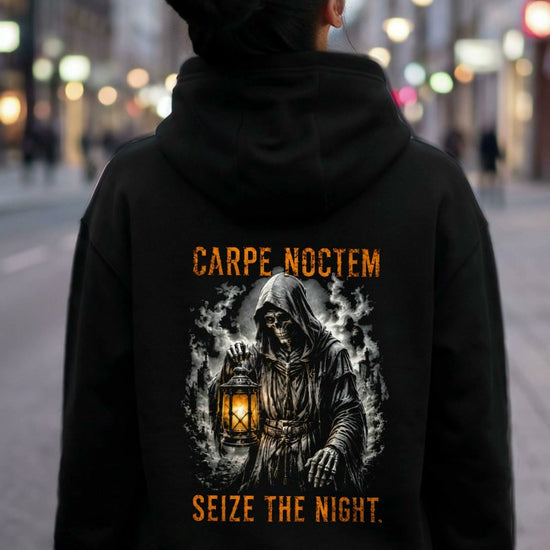 KI-erzeugtes Video: Carpe Noctem Hoodie Seize the Night getragen in der Stadt, hinten Nachtwächter mit Laterne