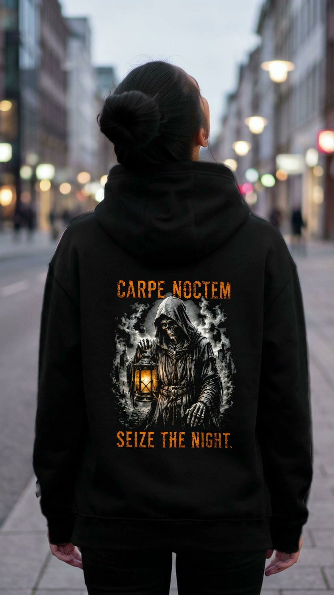 KI-erzeugtes Video: Carpe Noctem Hoodie Seize the Night getragen in der Stadt, hinten Nachtwächter mit Laterne