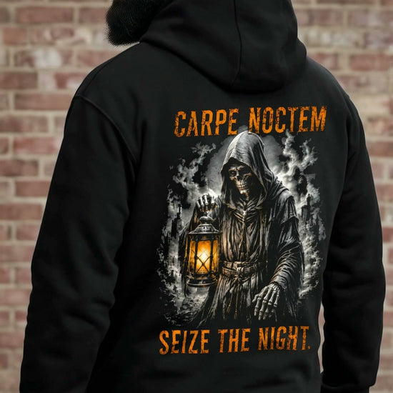 KI-erzeugtes Video: Carpe Noctem Hoodie Seize the Night getragen vor einer Ziegelwand, hinten Nachtwächter mit Laterne