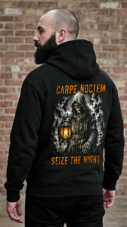 KI-erzeugtes Video: Carpe Noctem Hoodie Seize the Night getragen vor einer Ziegelwand, hinten Nachtwächter mit Laterne