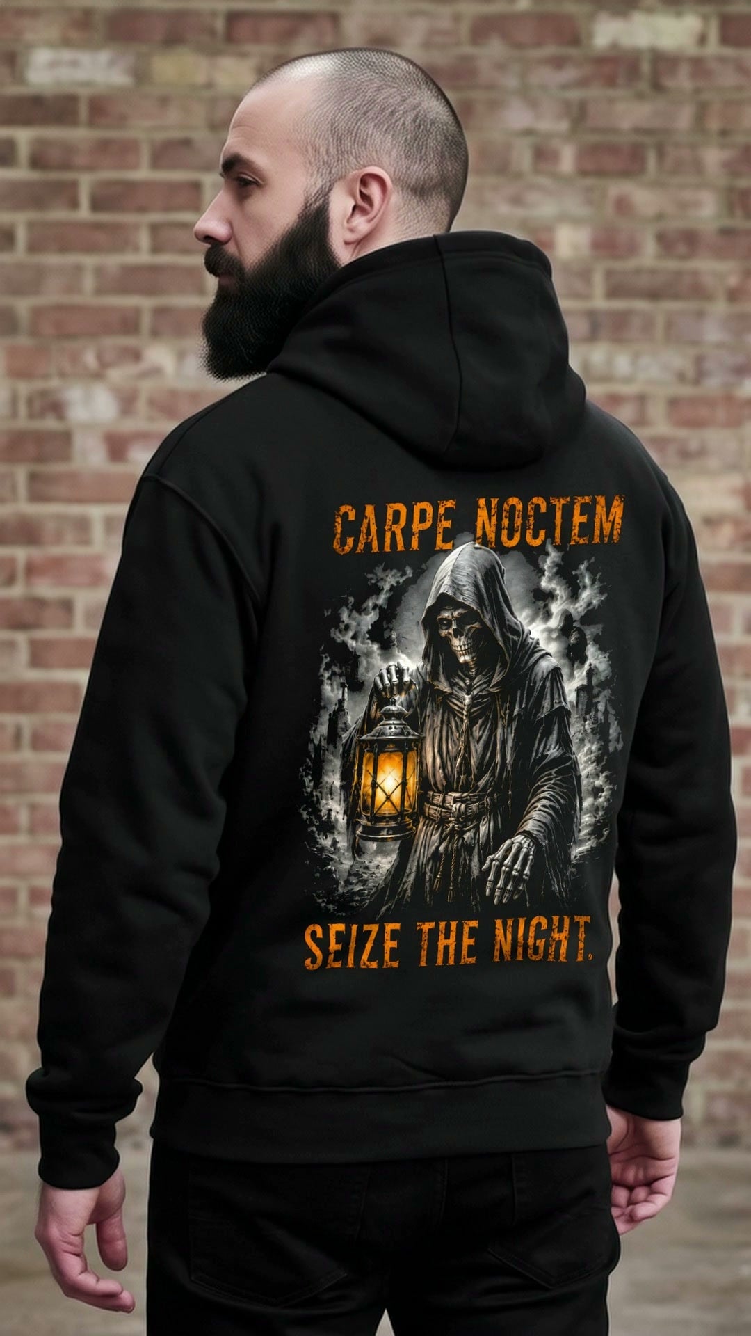 KI-erzeugtes Video: Carpe Noctem Hoodie Seize the Night getragen vor einer Ziegelwand, hinten Nachtwächter mit Laterne