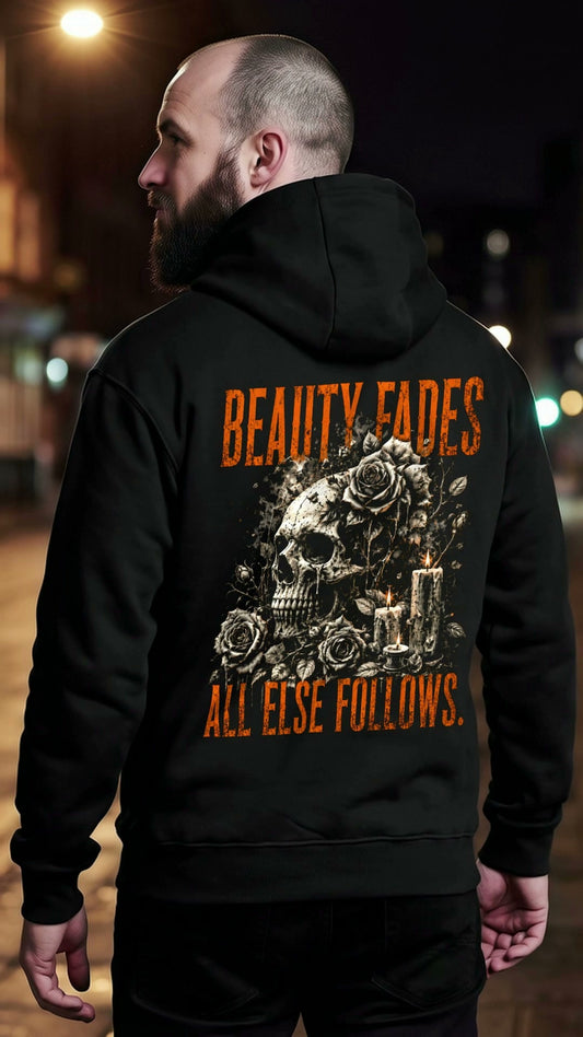 KI-erzeugtes Video: Memento Mori Hoodie Beauty Fades getragen auf einer Nachtstraße, hinten Schädel zwischen Rosen und Kerzen