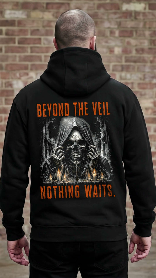 KI-erzeugtes Video: Memento Mori Hoodie Beyond the Veil getragen, vorne MEMENTO MORI, hinten das Rückenmotiv