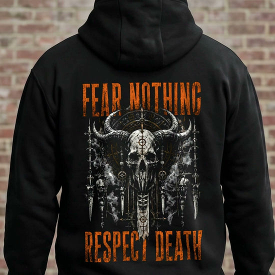 KI-erzeugtes Video: Memento Mori Hoodie Fear Nothing. Respect Death. getragen, vorne MEMENTO MORI, hinten das Rückenmotiv