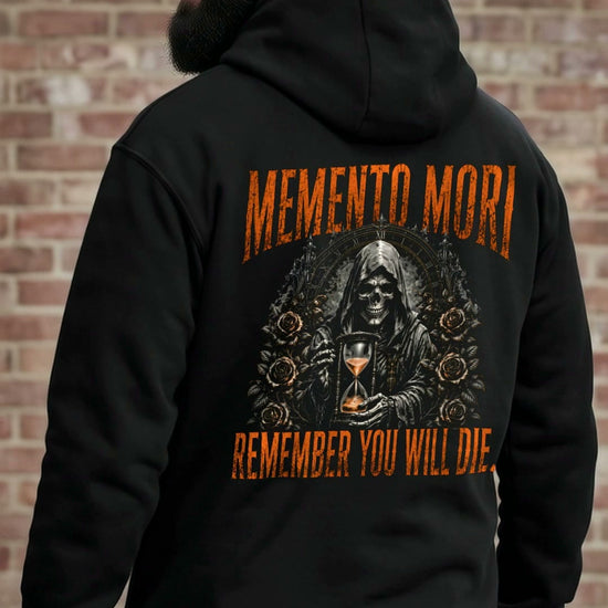 KI-erzeugtes Video: Memento Mori Hoodie Remember You Will Die getragen, vorne MEMENTO MORI, hinten Wächter mit Sanduhr und Rosen