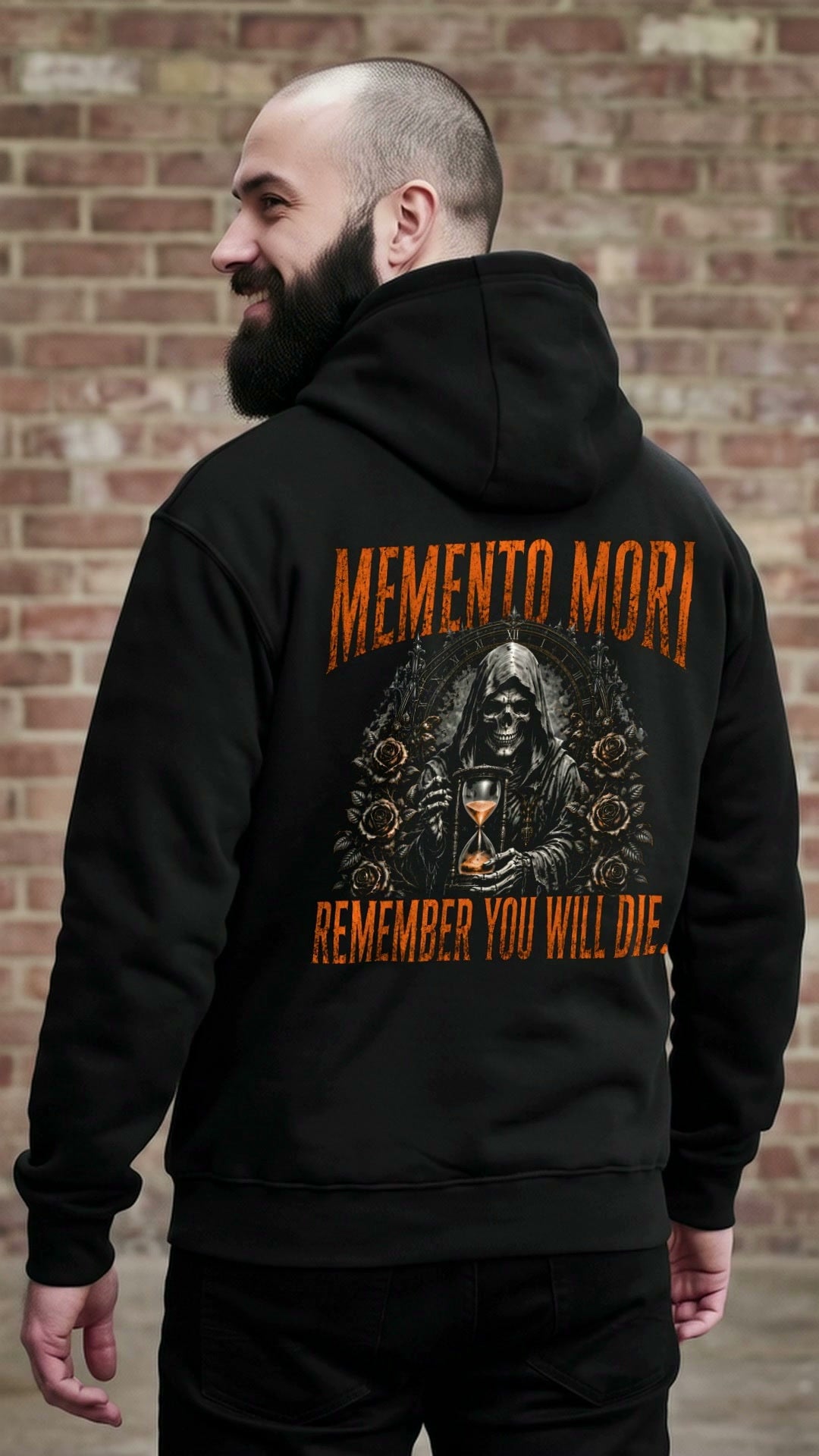 KI-erzeugtes Video: Memento Mori Hoodie Remember You Will Die getragen, vorne MEMENTO MORI, hinten Wächter mit Sanduhr und Rosen