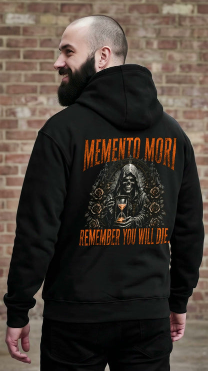 KI-erzeugtes Video: Memento Mori Hoodie Remember You Will Die getragen, vorne MEMENTO MORI, hinten Wächter mit Sanduhr und Rosen