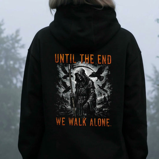 KI-erzeugtes Video: Memento Mori Hoodie Until the End getragen, vorne MEMENTO MORI, hinten das Rückenmotiv
