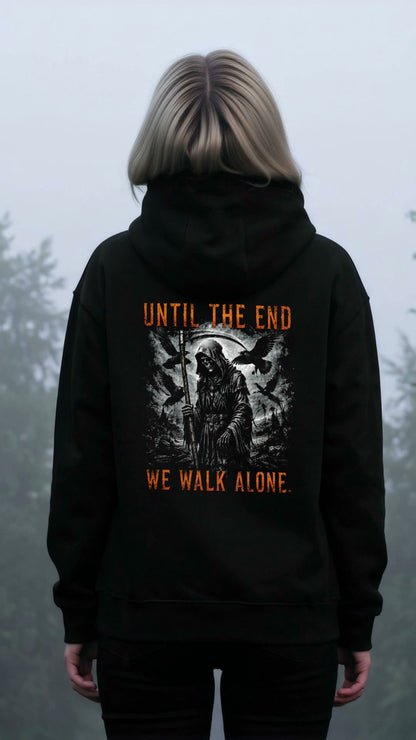 KI-erzeugtes Video: Memento Mori Hoodie Until the End getragen, vorne MEMENTO MORI, hinten das Rückenmotiv